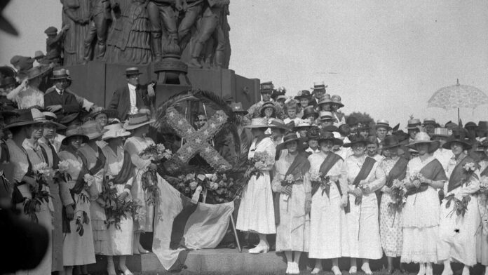 Confederacy Daughters Unveil Monument