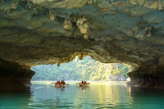 kayak dark bright cave lan ha bay